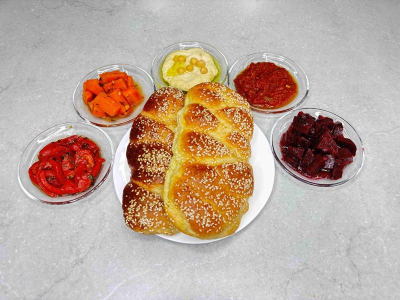 אפריטיף הבית, 5 סלטי הבית לבחירה + 2 חלות הבית/פרנות הבית לבחירה.