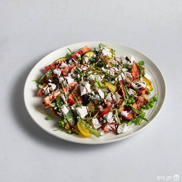Insalata di strada siciliana, ארוגולה, עגבנית, צנונית, בצל סגול, קלמטה, אפונה, זוקיני, פטה, ויניגרט בלסמי לבן