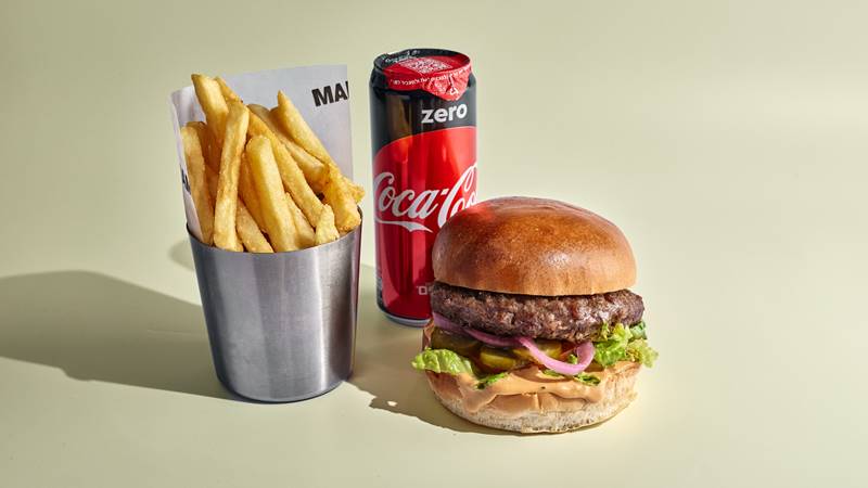 	Classic Burger Combo, ‫המבורגר בקר 200 גרם, חסה, עגבניה, מלפפון חמוץ, בצל מוחמץ , רוטב סודי. (הירקות מגיעים לצד המנה) הארוחה מגיעה עם תוספת ושתייה לבחירה	