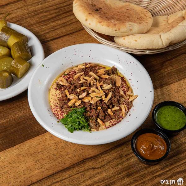 חומוס בשר, בשר עגל משובח עם שקדים ובצל בתיבול...