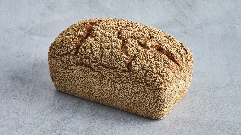 כוסמין מלא - Dinkelstück (750g), לחם לח מדגנים מלאים של קמח כוסמין. בתהליך ההכנה, חלק מהקמח מבושל עם מים רותחים, מה שנקרא סקאלד (בצק מקדים), או בעברית רביכה. הדבר מבטיח איזון טעמים מושלם ומרקם שאינו דחוס. יחד עם תסיסת הכוסמין ומנוחת הבצק הארוכה, מוענקת לכיכר הזו הליבה הלחה שלה. לסיום, אנחנו מצפים את הלחם בשומשום לפני אפייתו.