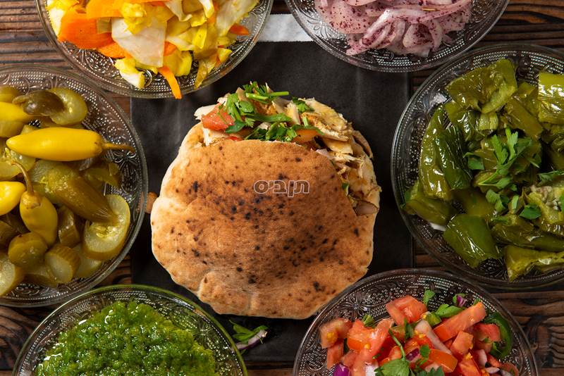 שווארמה פיתה, מגיע בליווי שני סלטים בצד לבחירה 