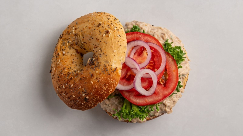 בייגל טונה ירקות