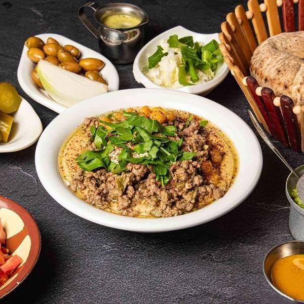 חומוס בשר, בשר בקר טחון עם גרגירי חומוס, שמן זית, פטרוזיליה ותבלין הבית
מוגש עם חמוצים, חריף ו-2 פיתות

