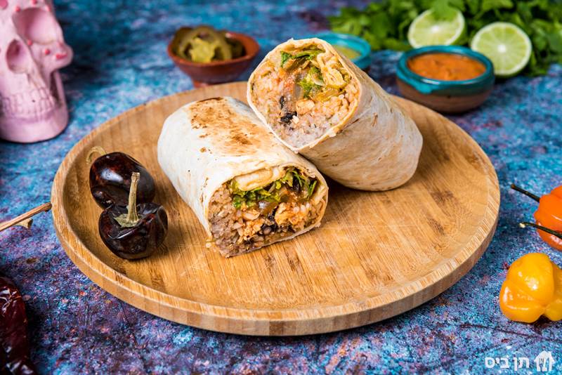 בוריטו עוף טינגה tinga, טורטיית חיטה גדולה מגולגלת וממולאת...