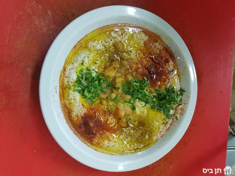 חומוס מסבחה, פפריקה, כמון, שמן זית ופטרוזיליה. מוגש עם 2 פיתות, בצל, חמוצים ורוטב לימון