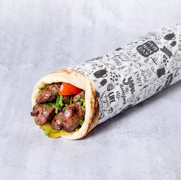 שיפוד כבדי עוף בלאפה, בליווי סלטים לבחירה