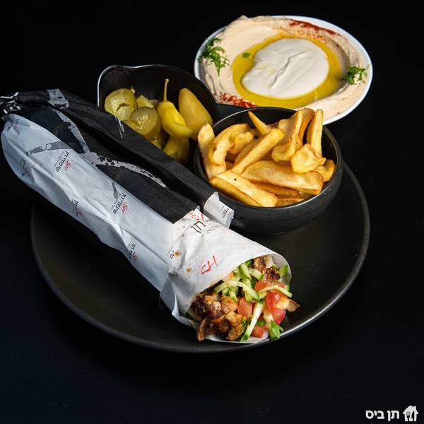שווארמה בלאפה, מוגש עם מבחר סלטים לבחירה