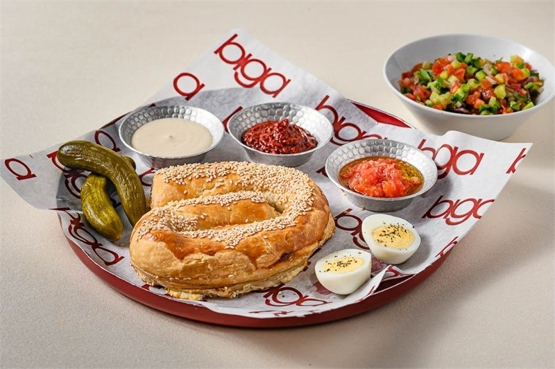 בורקס טורקי מסורתי, בורקס טורקי, ביצה קשה, סלסת עגבניות, אריסה ,טחינה לבנה, מלפפון חמוץ