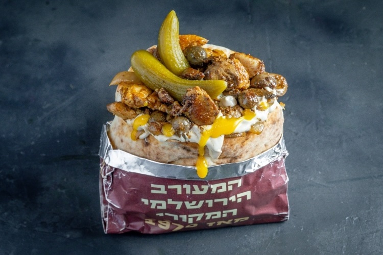 המעורב של חצות בפיתה, מעורב ירושלמי לוהט מהפלאנצ’ה, נכנס לפיתה רכה עם אותו הטעם משנת 1970
